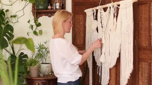 Eine Blonde Frau Webt Makrame Aus Leichten Fäden Einer Heimwerkerwerkstatt — Stockvideo
