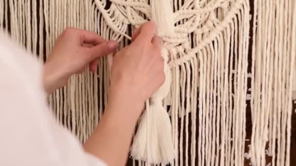Sluiten Van Vrouwenhanden Weven Macrame Een Thuiswerk Handgemaakt Concept Slow — Stockvideo