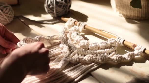 Крупним Планом Жіночі Руки Плетіння Макраме Домашній Майстерні — стокове відео