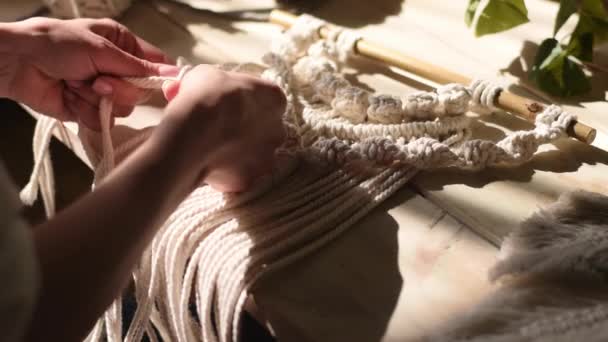 Sluiten Van Vrouwenhanden Weven Macrame Een Thuiswerk Handgemaakt Concept Slow — Stockvideo