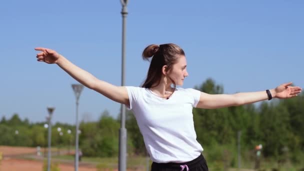 Giovane Donna Atletica Una Shirt Bianca Riscalda Muscoli Del Collo — Video Stock