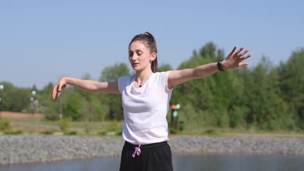 Giovane Donna Atletica Positiva Una Shirt Bianca Riscalda Muscoli Del — Video Stock