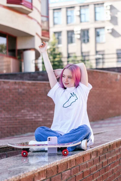Pink Haired Hipster Teenage Girl White Shirt Jeans Skateboard Sitting — Stock Photo, Image