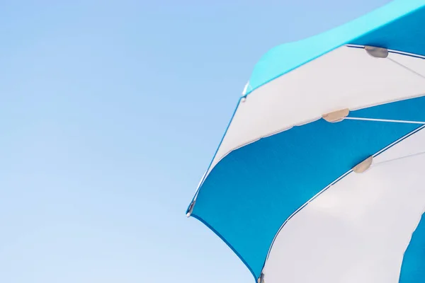 Ombrellone Bianco Blu Sullo Sfondo Del Cielo Azzurro Sfondo Creativo — Foto Stock