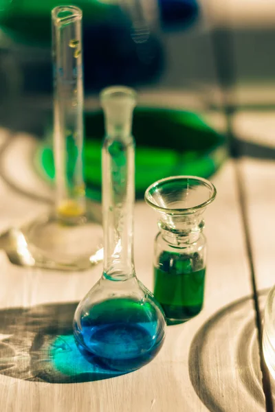 Chemical Laboratory Dishes Multicolored Solutions White Table Laboratory Back School — Stock Photo, Image