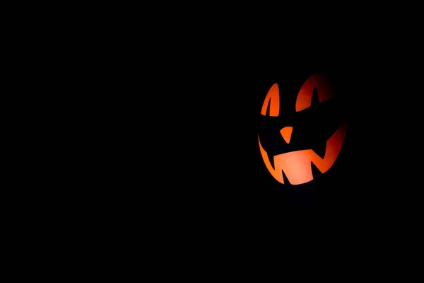 Halloween Straszne Czarne Powietrze Balon Pomarańczową Twarzą Czarnym Tle Minimalistyczne — Zdjęcie stockowe