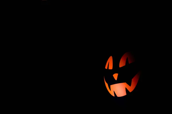 Halloween Assustador Balão Preto Com Rosto Laranja Fundo Preto Minimalista — Fotografia de Stock