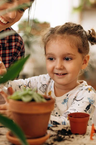 Pequena Menina Raça Mista Sorridente Com Sua Mãe Está Plantando — Fotografia de Stock