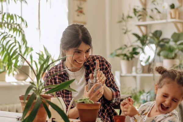 Young Happy Mixed Race Woman Little Daughter Planting Houseplants Home — Stock Photo, Image