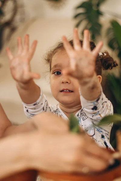 Pequena Menina Cabelos Escuros Raça Mista Com Sua Mãe Está — Fotografia de Stock