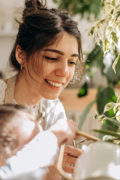 Mulher Família Raça Mista Com Sua Filhinha Está Regando Plantas — Fotografia de Stock