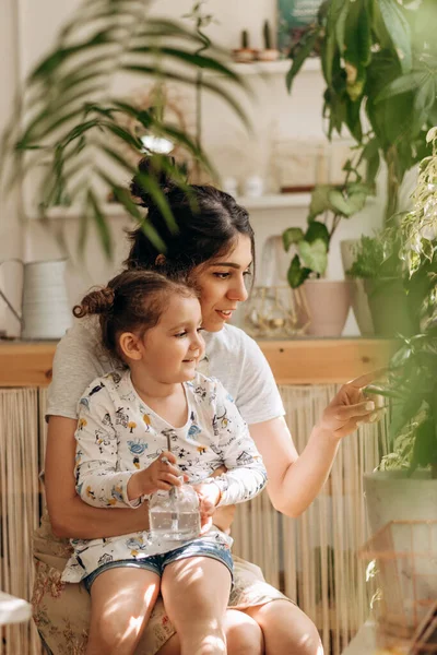 Glad Blandras Familj Kvinna Med Sin Lilla Dotter Sprutar Krukväxter — Stockfoto