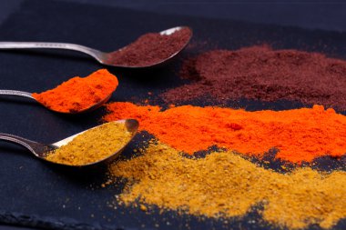 Kaşık içinde renkli baharatlar