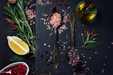 Siyah ve pembe Himalaya tuzu