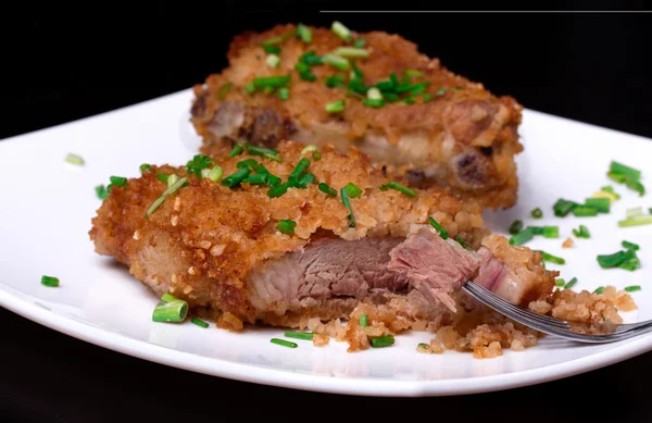 Roasted beef with herbed bread crust — Stock Photo, Image