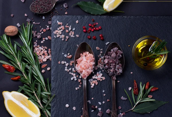 Svart och rosa Himalaya salt — Stockfoto