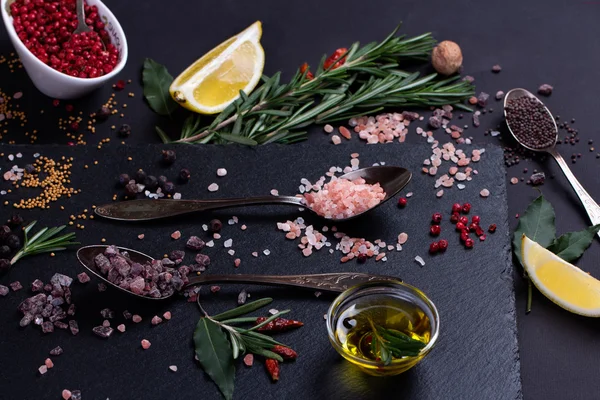 Svart och rosa Himalaya salt — Stockfoto