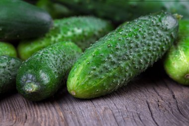 ahşap zemin üzerine salatalık.