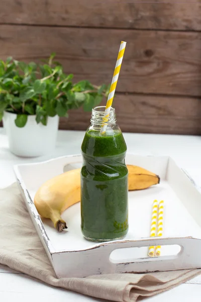 Smoothie verde saudável em uma mesa de madeira — Fotografia de Stock
