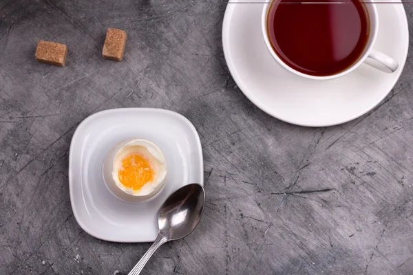 Здоровый завтрак. Мягкое яйцо с чаем — стоковое фото