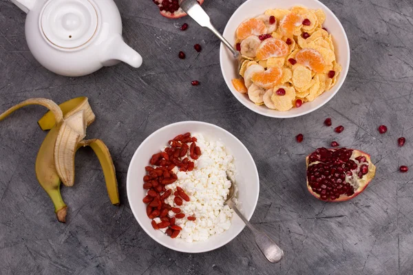 Healthy breakfast - corn flakes, goji, cottage cheese, milk and fruit. — Stock Photo, Image