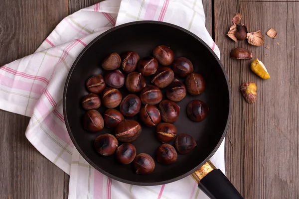 Geroosterde kastanjes in een pan — Stockfoto