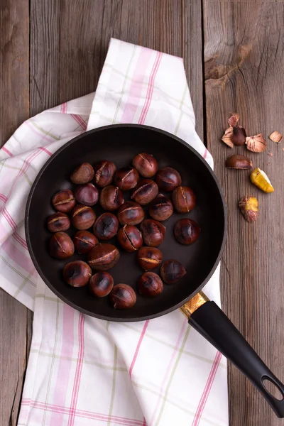 bir tavada kavrulmuş kestane