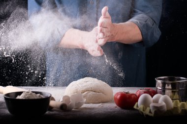 Baker hamur tablo hazırlar