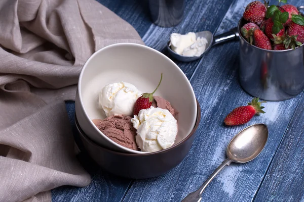 Ванильное и шоколадное мороженое в форме мяча, со свежими ягодами . — стоковое фото
