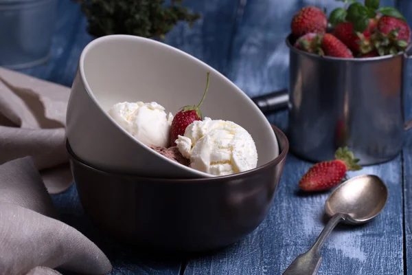 Ванильное и шоколадное мороженое в форме мяча, со свежими ягодами . — стоковое фото
