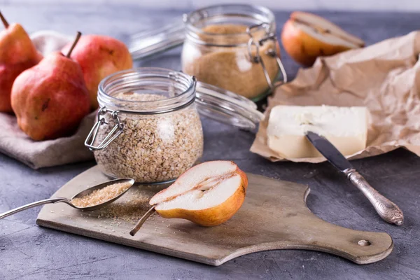 Healthy breakfast. Fresh granola in glass jar on a black stone background — Stock Photo, Image