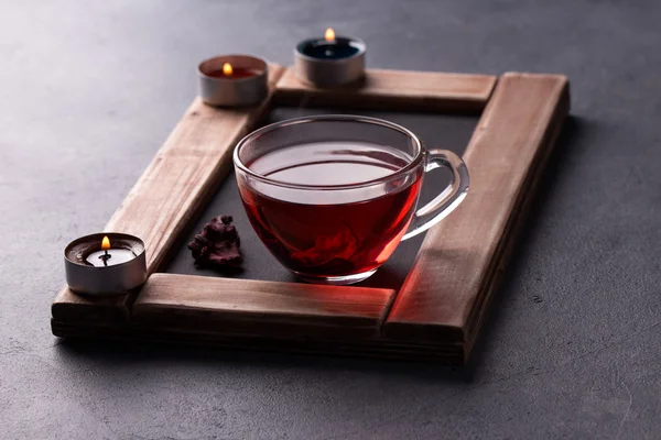 Hibiscus thee in een beker glas — Stockfoto