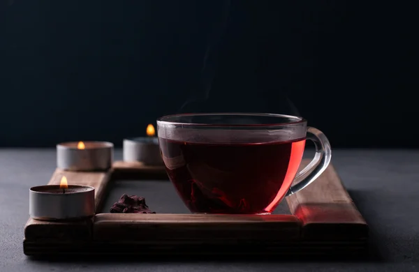 Hibiscus thee in een beker glas — Stockfoto