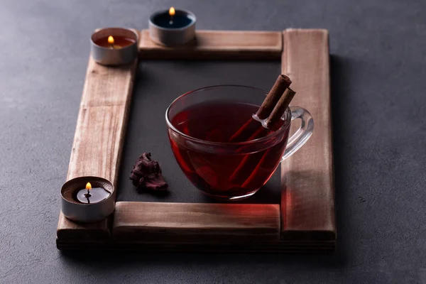 Чай гибискус в стакане — стоковое фото