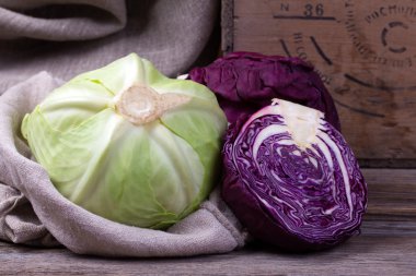 Ahşap arka plan üzerinde kırmızı ve Beyaz lahana