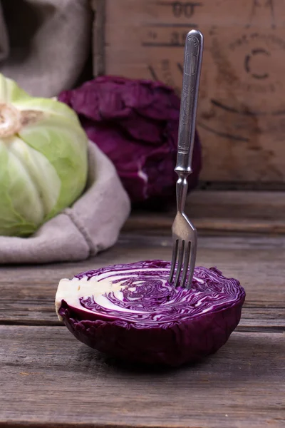 Red cabbage on wooden background — Stock Photo, Image