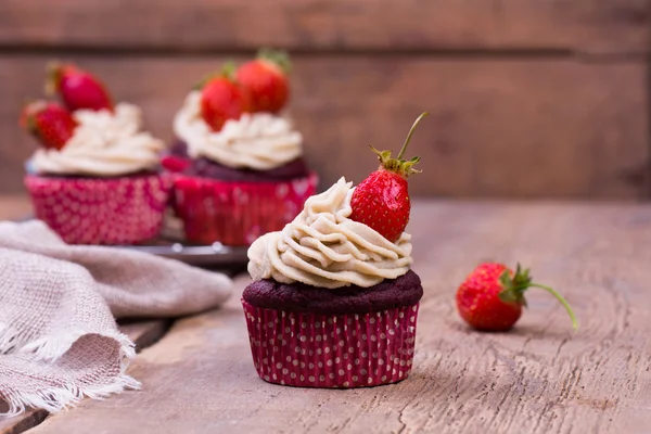 Cupcakes recém-assados com morango — Fotografia de Stock