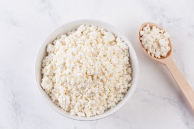 Beyaz kasede taze süzme peynir.