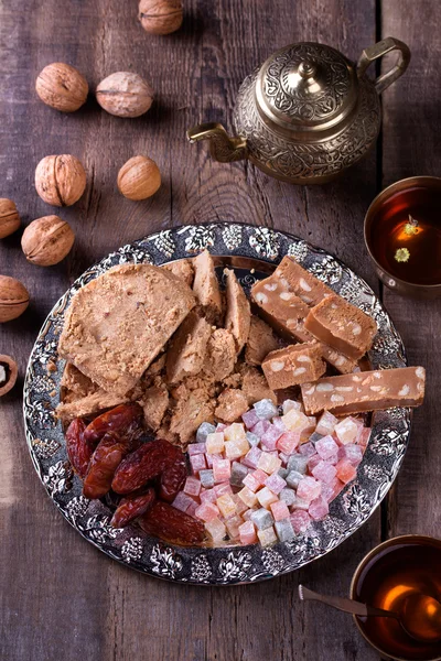 Orientalne sweet na srebrnej tacy. Turkish delight, Chałwa, daty i inne — Zdjęcie stockowe