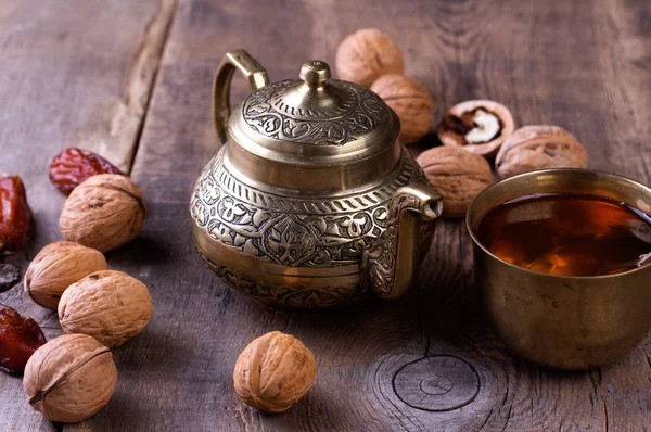 Traditionele Arabische thee instellen en gedroogd datums. — Stockfoto