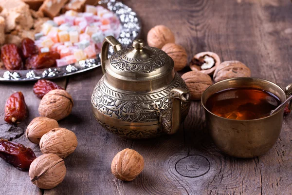 Oriental tatlı gümüş tabakta. Lokum, helva, tarihleri ve diğerleri