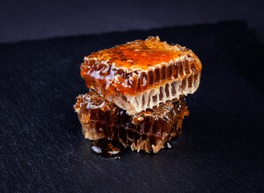 Karanlık arduvaz arka plan üzerinde taze peteğin