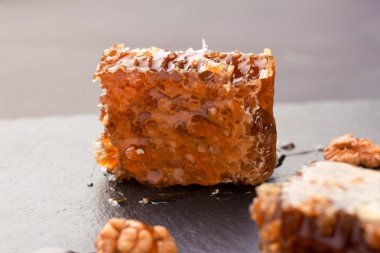 Karanlık arduvaz arka plan üzerinde taze peteğin