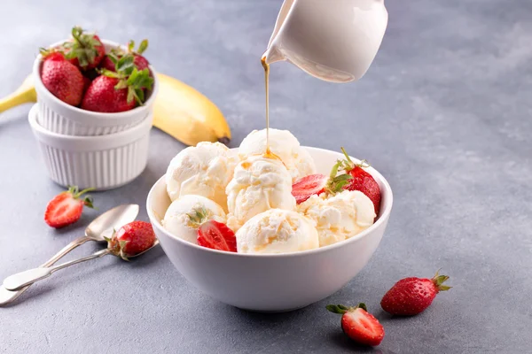 Ванильное мороженое с клубникой в миске — стоковое фото