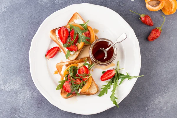 Franse toast met verse aardbeien en perziken — Stockfoto