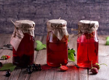 Cam kavanozlarda konserve kompostolar.