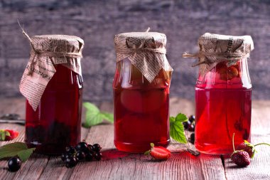 Cam kavanozlarda konserve kompostolar.