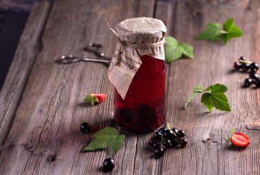 Cam kavanozlarda konserve kompostolar.