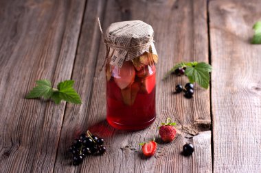 Cam kavanozlarda konserve kompostolar.