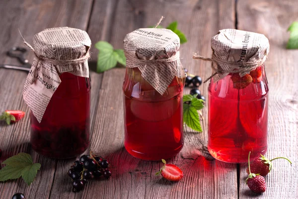 Cam kavanozlarda konserve kompostolar.